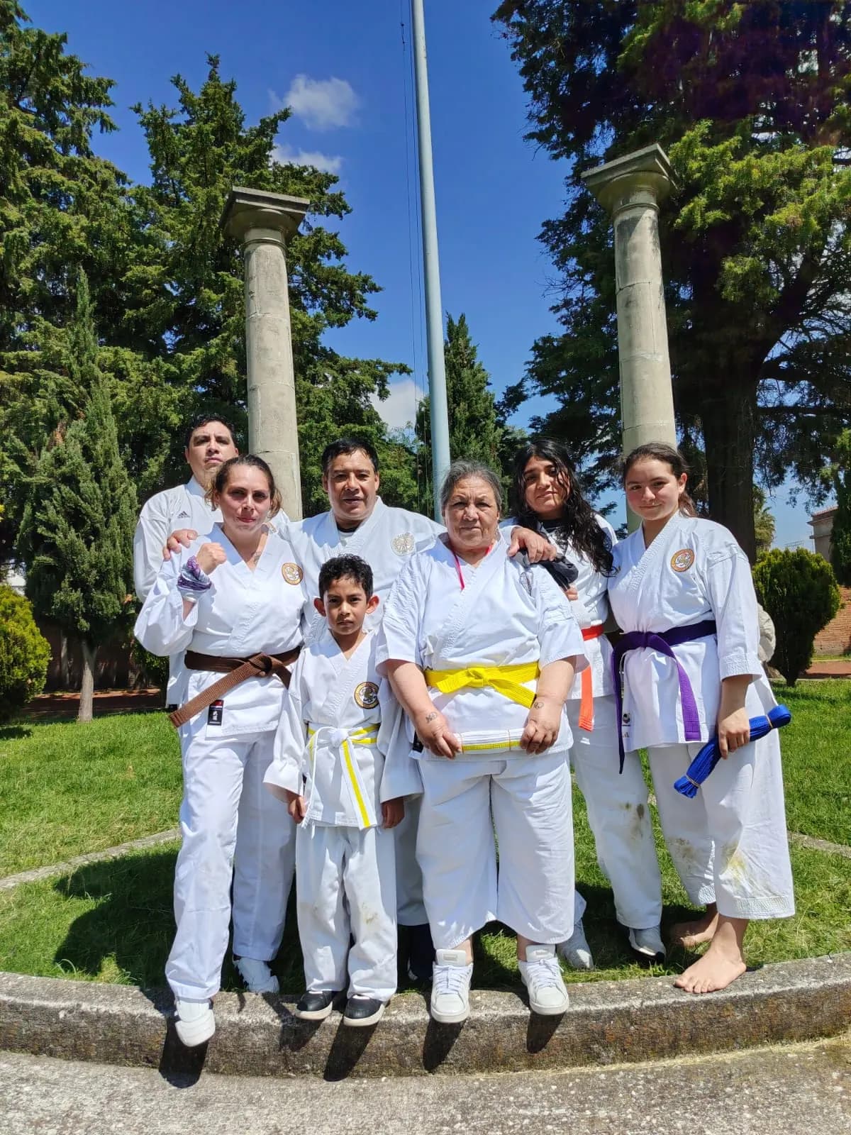 Alumnos de Reikon con sus nuevas cintas tras el cambio de grado