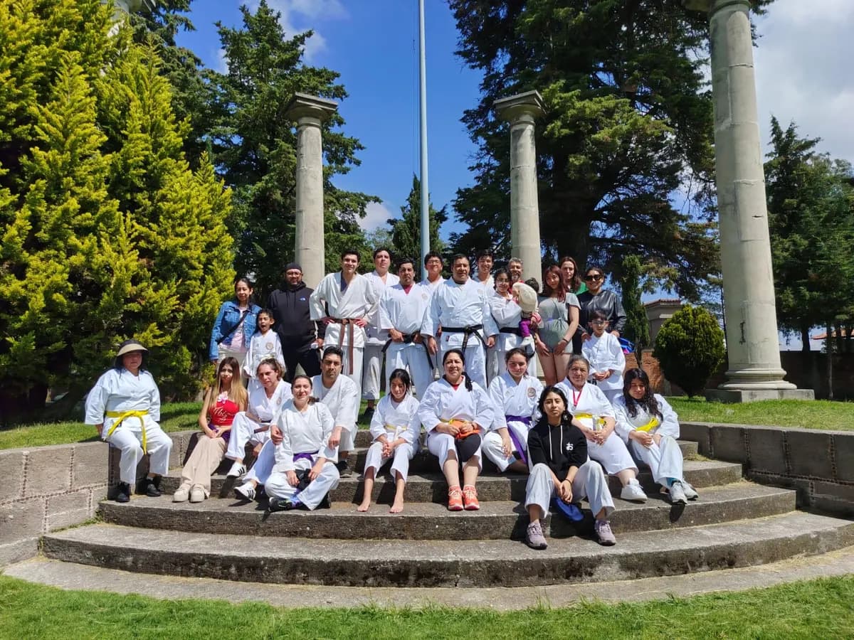 La familia Reikon: alumnos de todas las edades con sus senseis