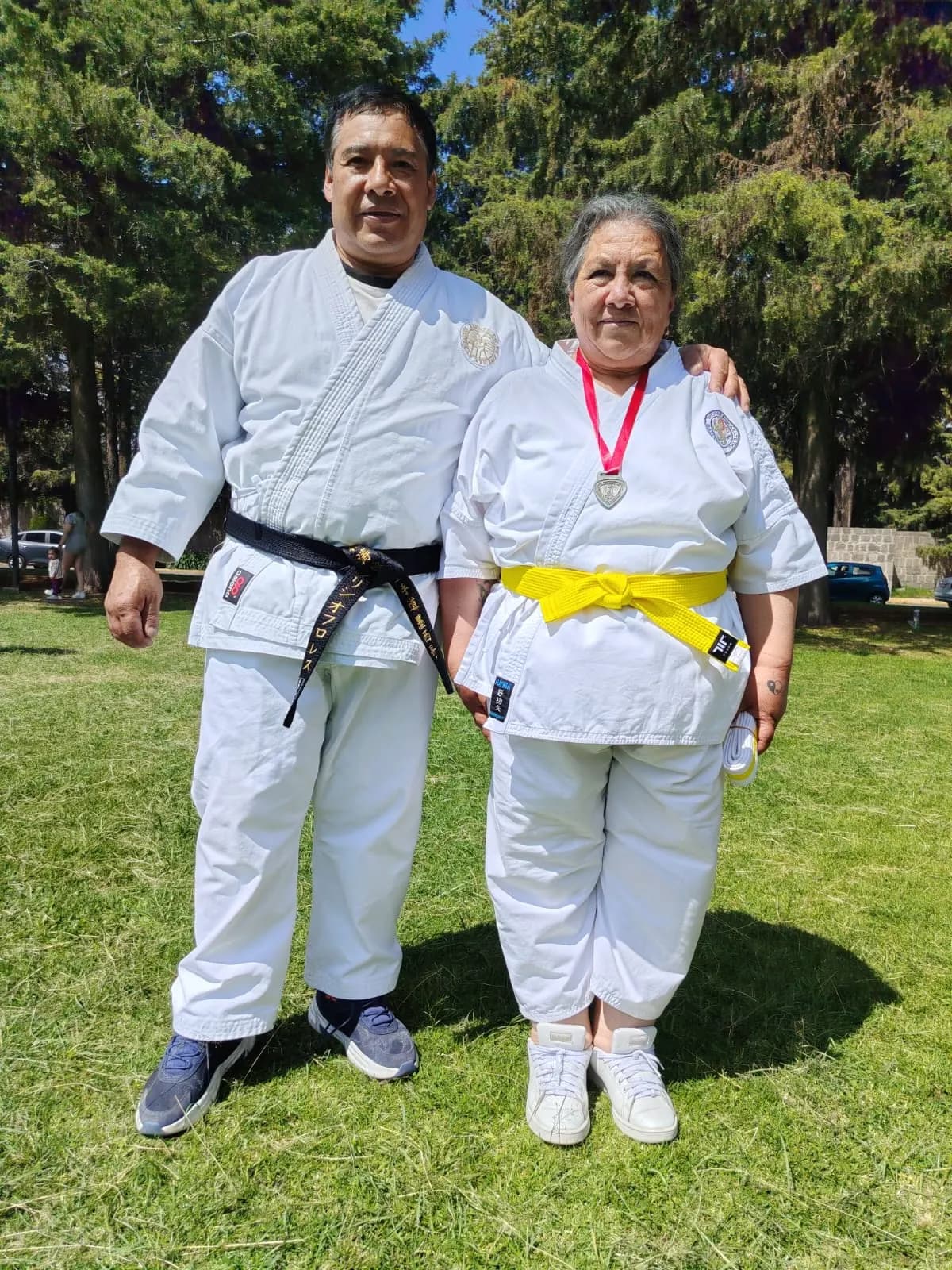 Sensei y alumna con su nueva cinta amarilla