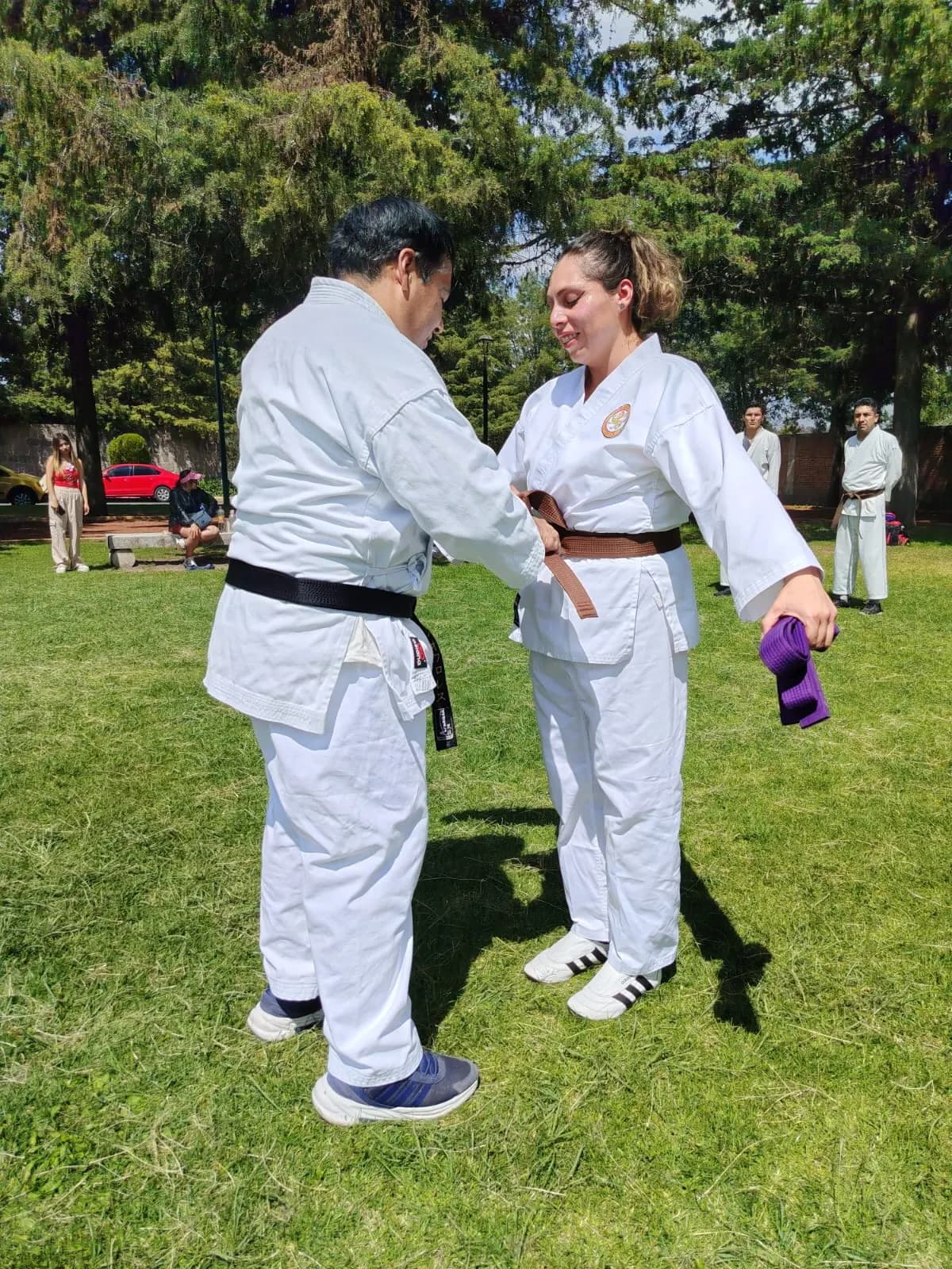 Sensei entrega la cinta a una alumna