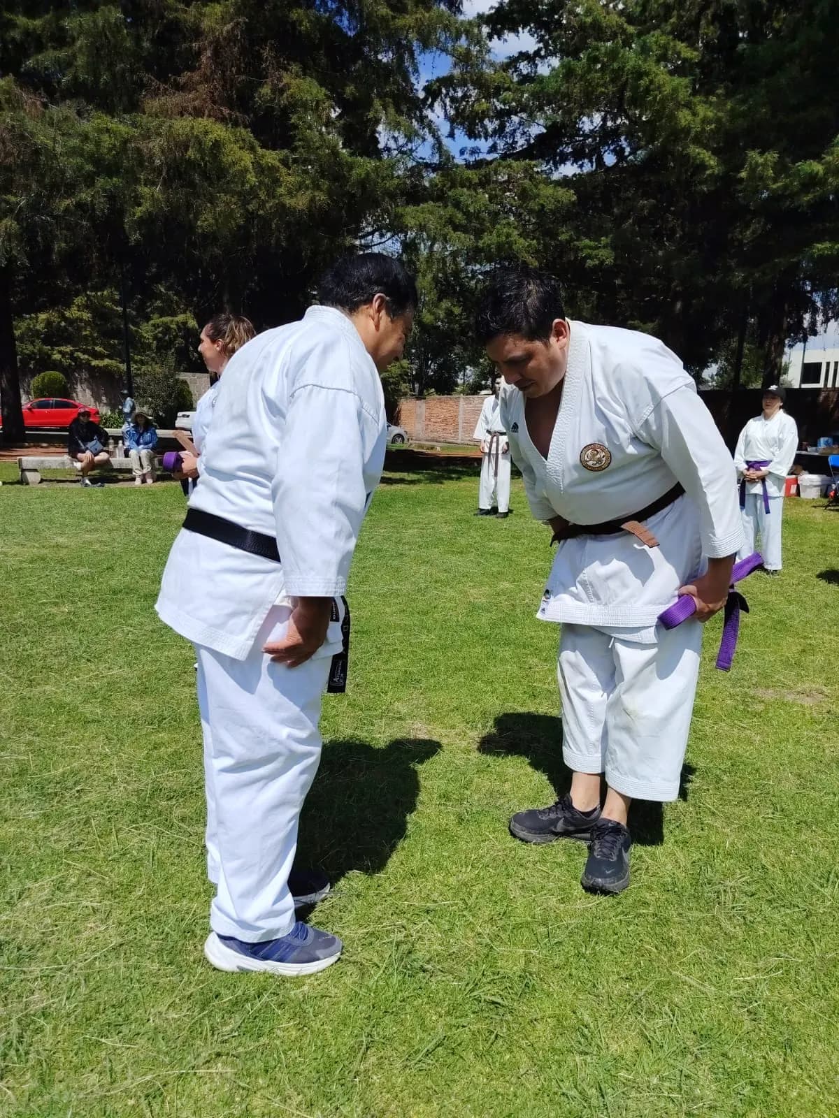 Saludo entre sensei y alumno antes de entregar la cinta