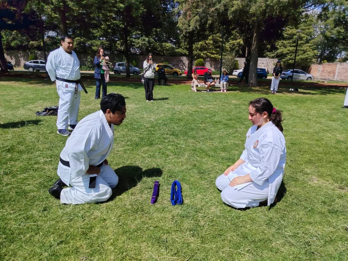 Alumnos en seiza durante la ceremonia de cambio de cintas