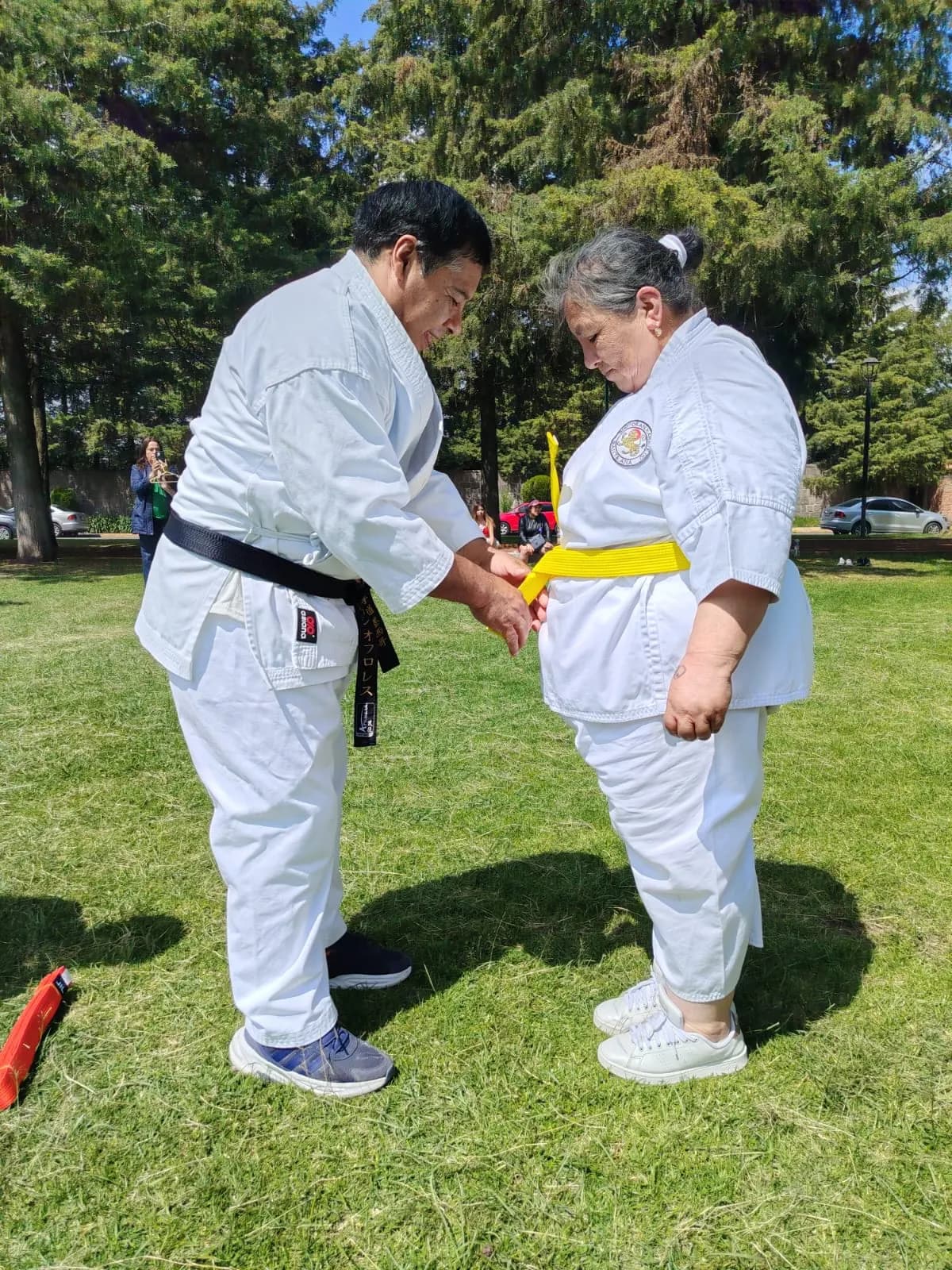 Sensei ata la cinta amarilla a una alumna